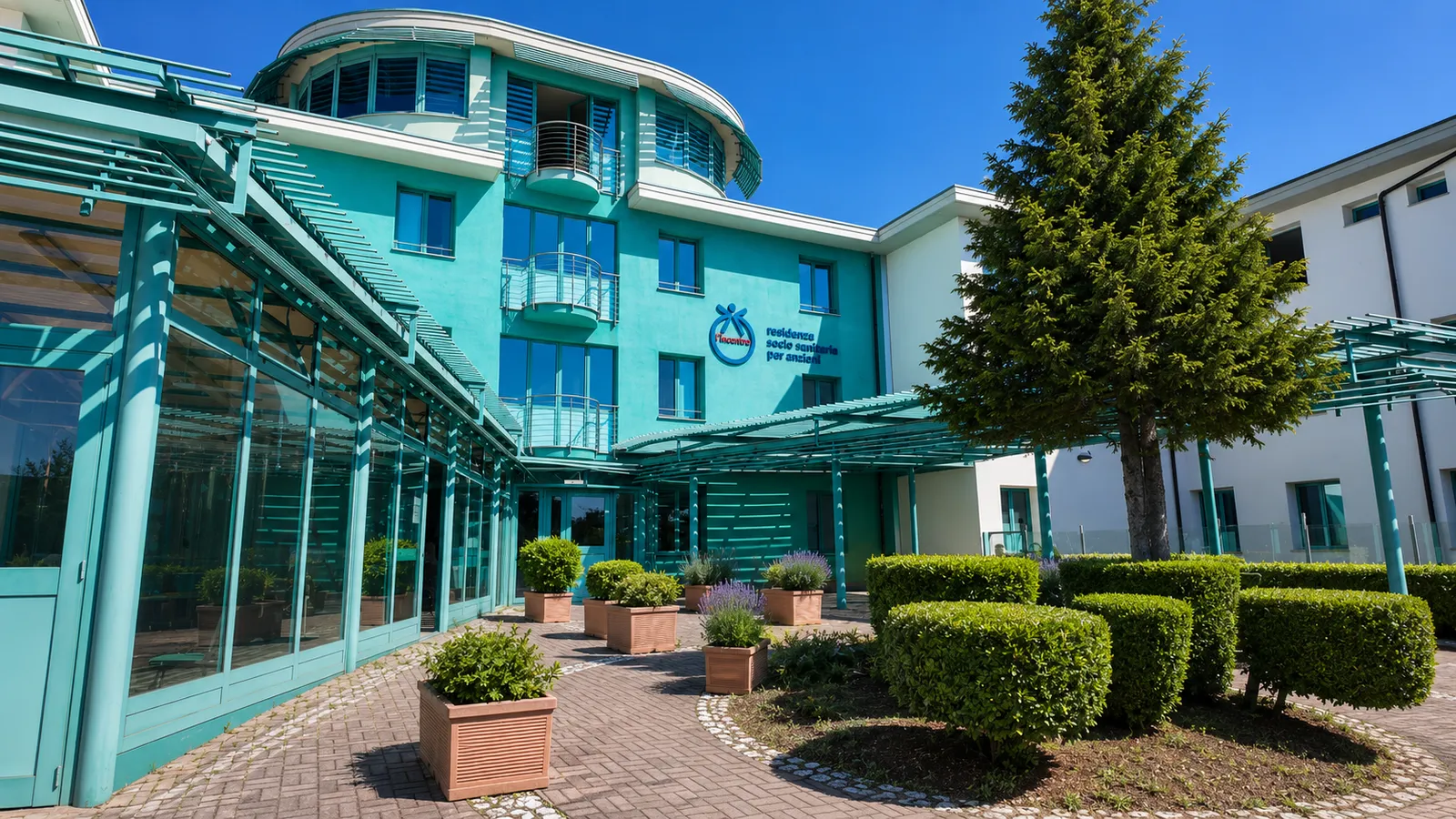 La facciata e l'ingresso della Residenza L'Incontro ad Avezzano